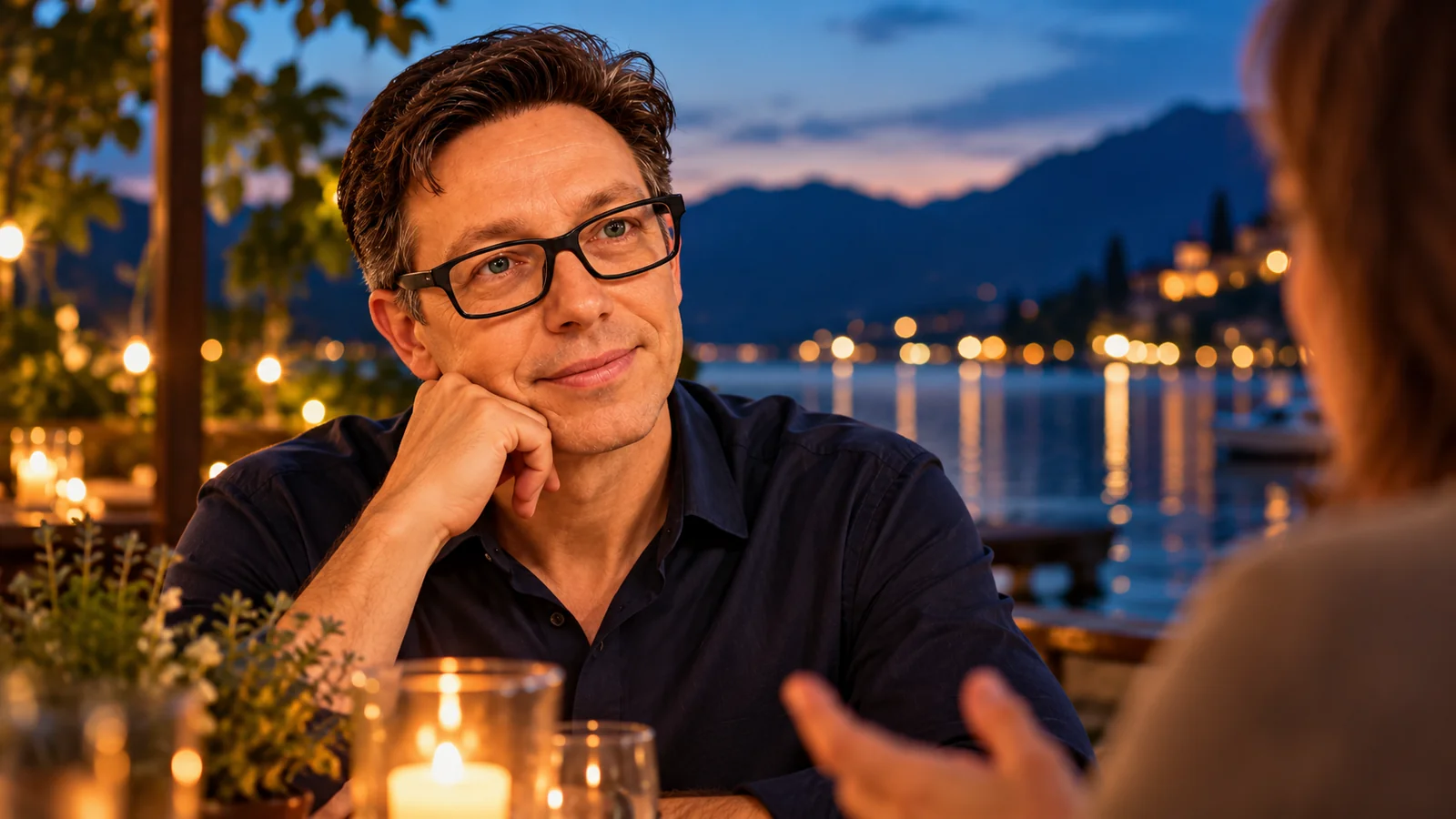 Marco, der uNi, hört bei einem ruhigen Gespräch am See zu
